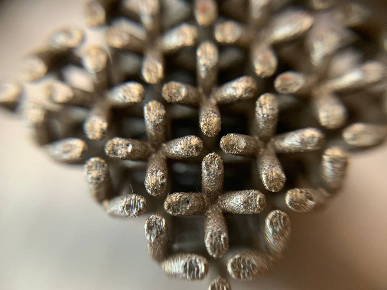 Exploring the response of lattices to eddy currents